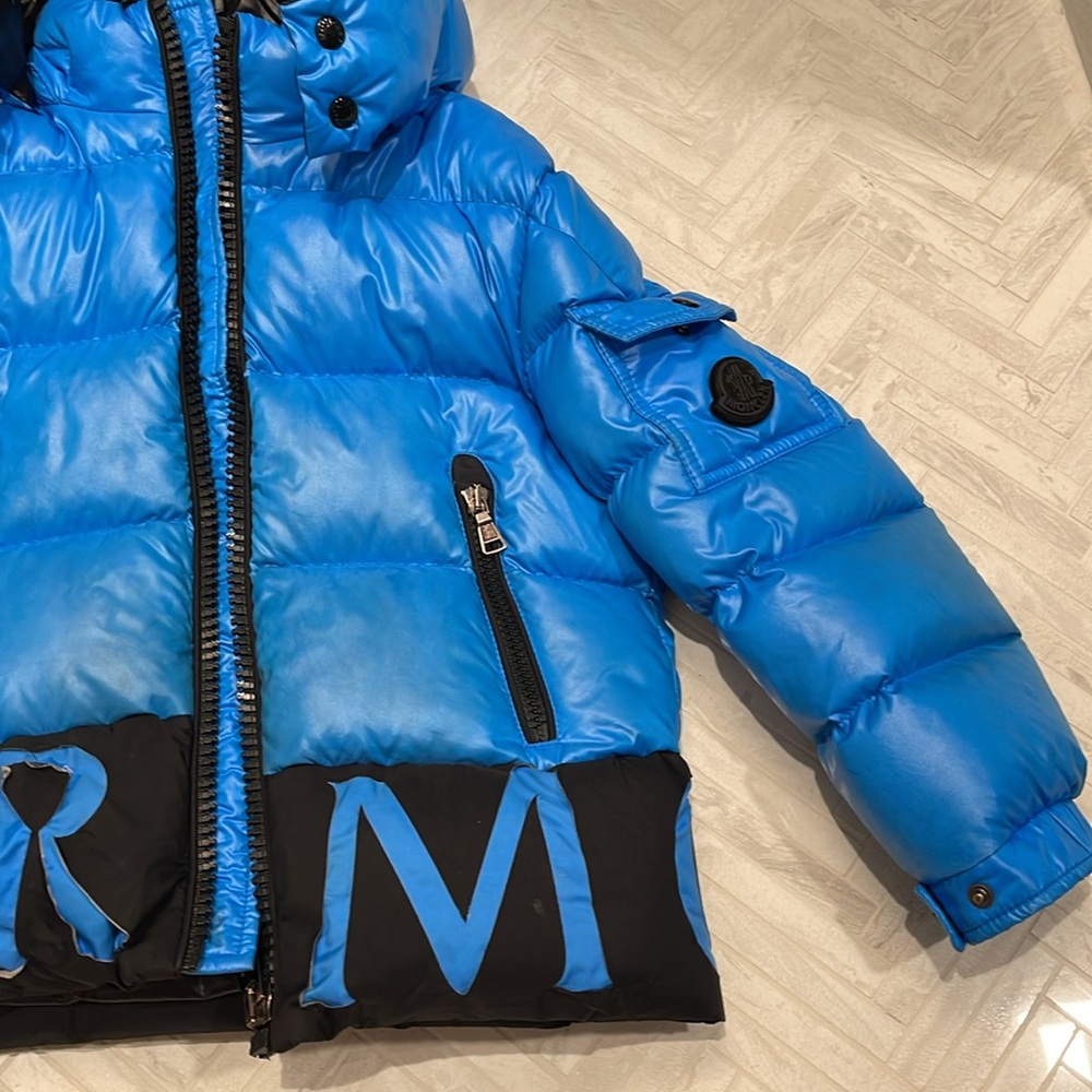 Moncler Blue Boys Puffer Jacket with hood, size 6 - Picture 2 of 11